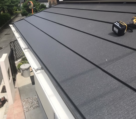 施工完了したガルバリウム鋼板の横葺き屋根と雪止め設置